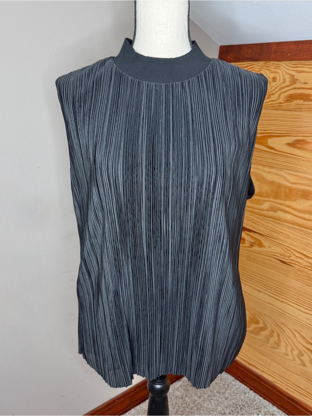 DKNY Pleated Sleeveless Mock Neck Top Blouse Black Large L NWT Workwear Office